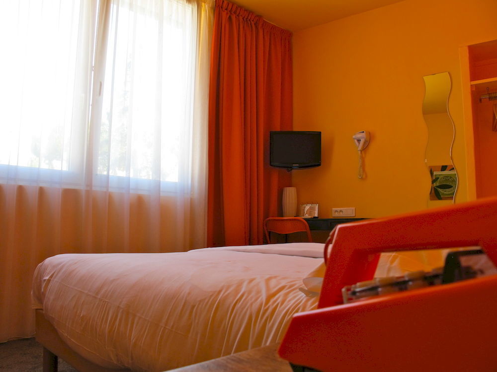 Hotel Alnea Кан Екстериор снимка